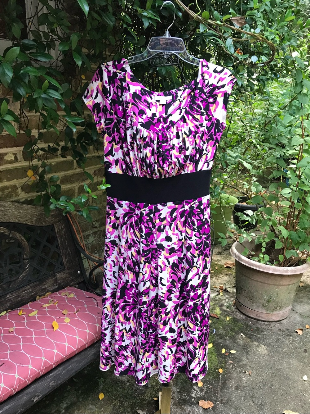 Dressbarn- PURPLE PRINT POLYKNIT DRESS- Size 10- EUC